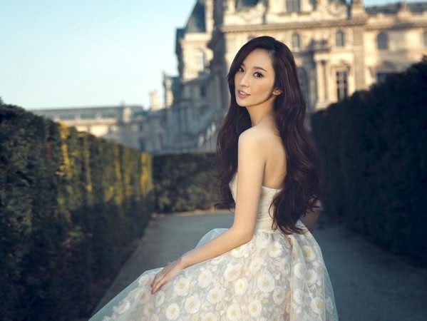 
Siêu mẫu mang hai dòng máu Trung và Mỹ từng là một trong những chân dài sáng giá nhất tại châu Á.
