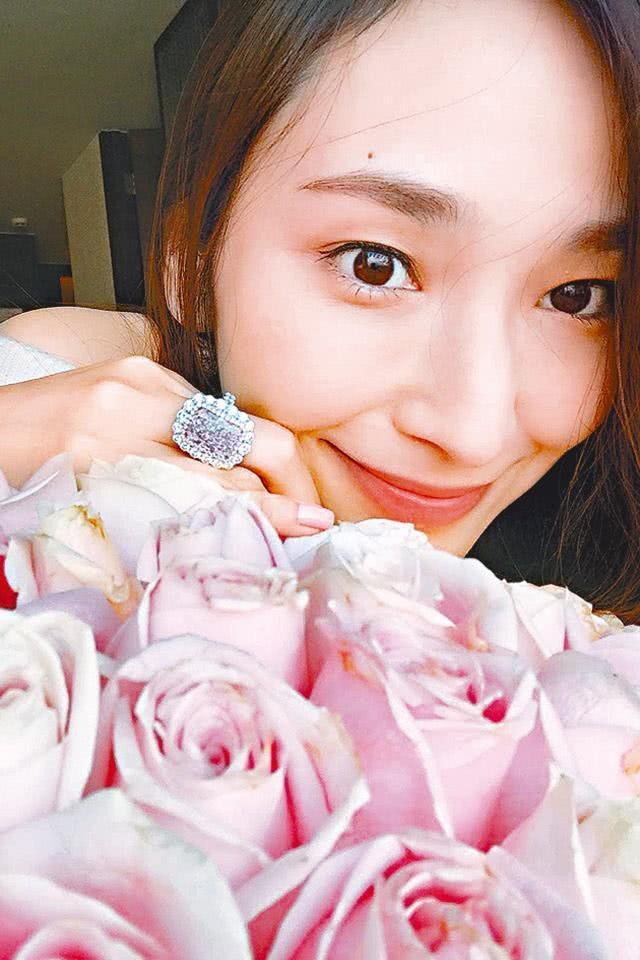 
Ngô Bội Từ khoe nhẫn kim cương to bự mà Kỳ Hiểu Ba tặng cô nhân dịp sinh nhật.
