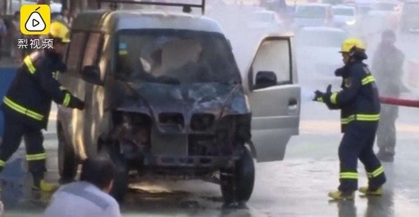 
Chiếc xe tải van bị thiêu rụi phần đầu do tàn hương bay vào khoang máy
