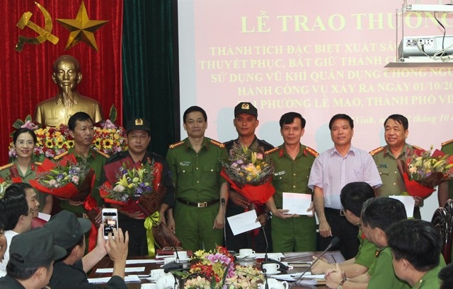 Đặc nhiệm kể giây phút cân não tiếp cận đối tượng cầm lựu đạn cố thủ - 2 Đại úy Phạm Văn Hội (đứng giữa) và lãnh đạo các đơn vị nghiệp vụ nhận khen thưởng của Ban giám đốc Công an tỉnh Nghệ An.