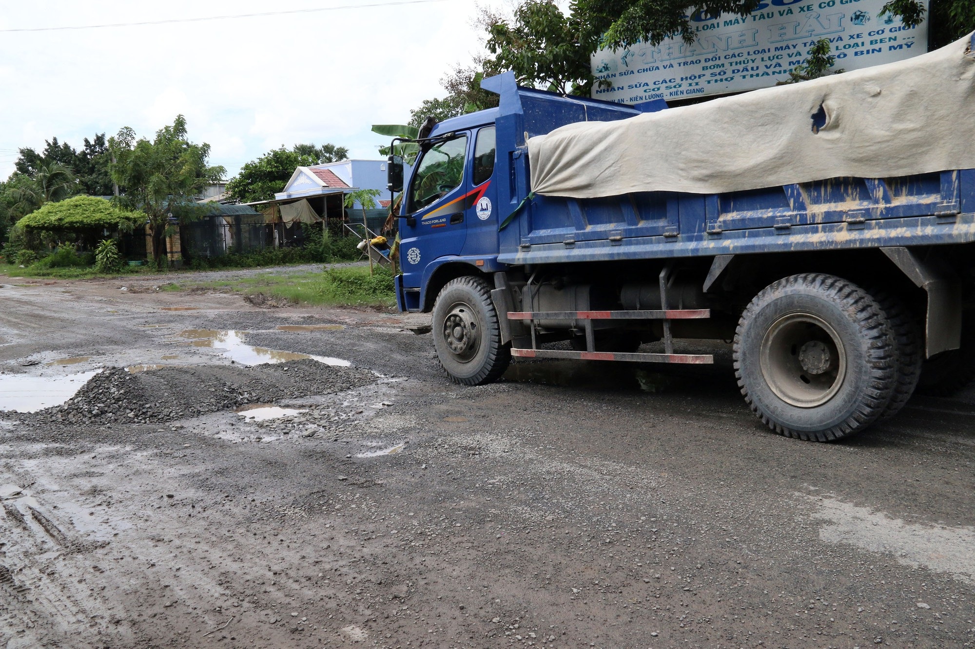 Đường vào khu du lịch nổi tiếng cả nước nát... như tương! - Ảnh 1. Đường vào khu du lịch nổi tiếng cả nước nát... như tương! - Ảnh 1.