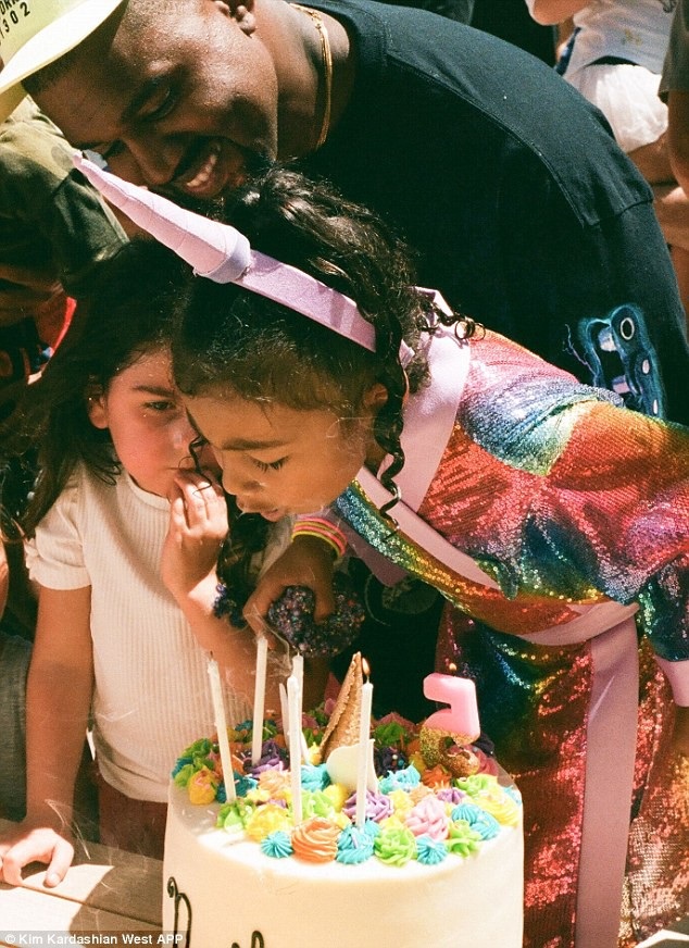 Kim Kardashian chia sẻ hình ảnh tiệc sinh nhật của con gái - 2
North West và khoảnh khắc ngọt ngào bên bố