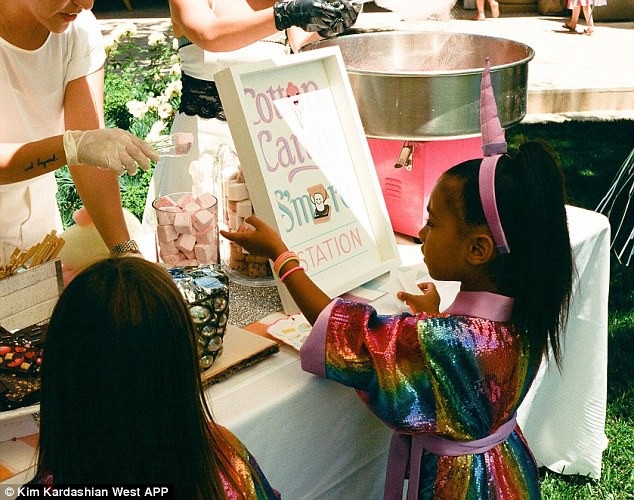 Kim Kardashian chia sẻ hình ảnh tiệc sinh nhật của con gái - 3
Cô bé có một buổi tiệc xa hoa
