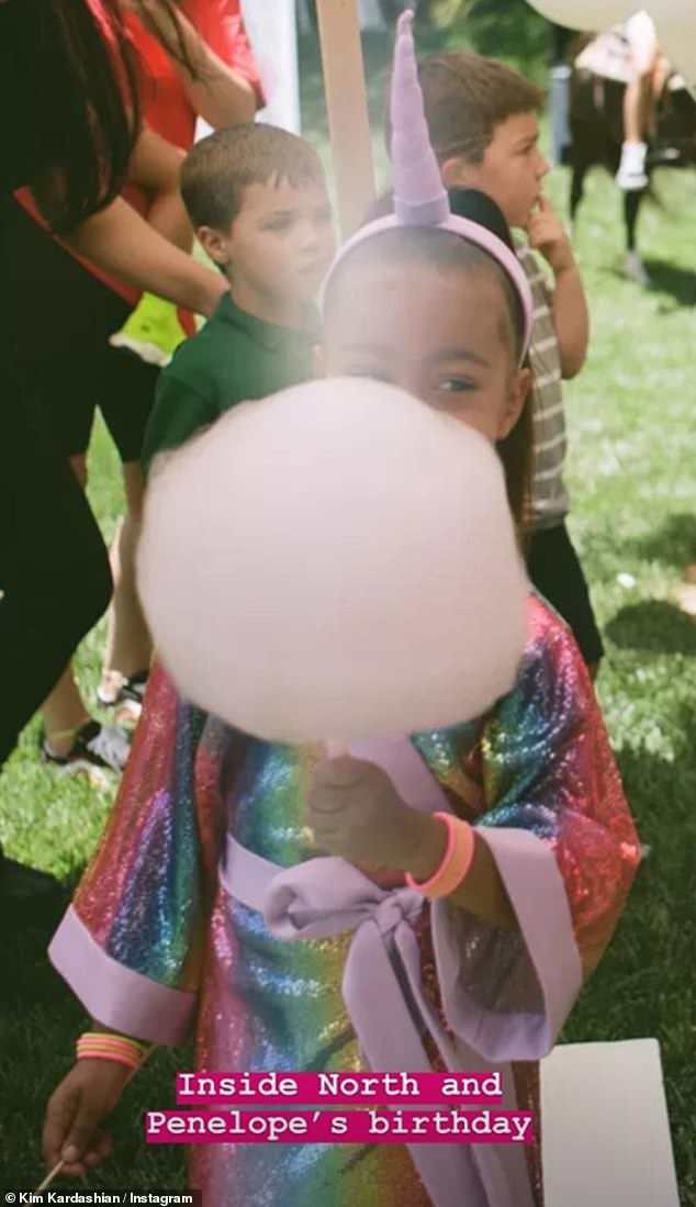 Kim Kardashian chia sẻ hình ảnh tiệc sinh nhật của con gái - 4
Bữa tiệc với sự tham gia của các thành viên trong gia đình Kardashian