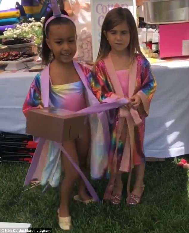 Kim Kardashian chia sẻ hình ảnh tiệc sinh nhật của con gái - 5
North West bên chị họ Penelope