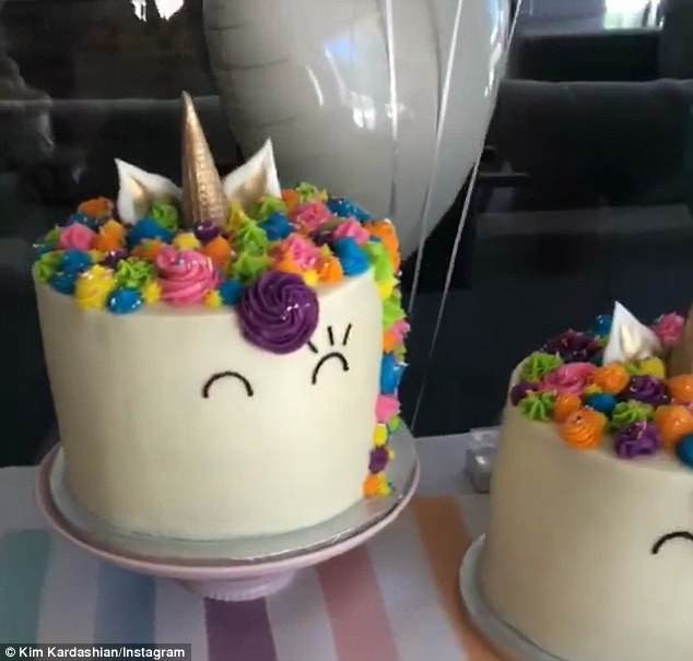 Kim Kardashian chia sẻ hình ảnh tiệc sinh nhật của con gái - 7
Bánh sinh nhật