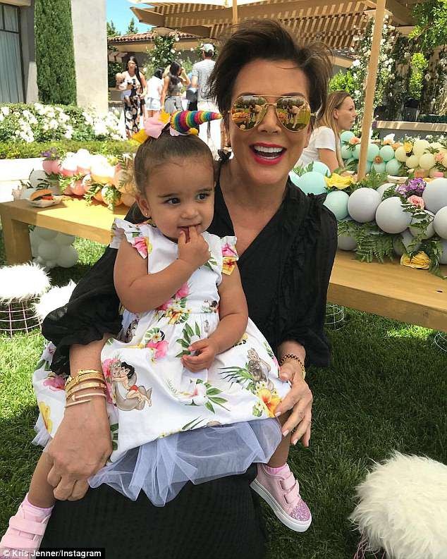 Kim Kardashian chia sẻ hình ảnh tiệc sinh nhật của con gái - 8
Mẹ cô Kim bế cháu nội Dream,