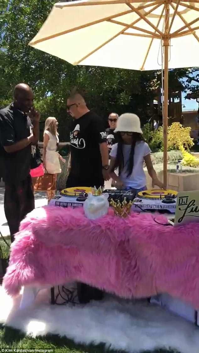 Kim Kardashian chia sẻ hình ảnh tiệc sinh nhật của con gái - 10
Một DJ nhí được mời tới sự kiện