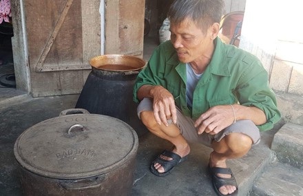 Chuyện của "cậu bé 9 tuổi" chứng kiến vụ máy bay rơi ở Tam Đảo 47 năm trước - 4
Ông Thắng khoe những chiếc nồi nhôm này được đúc từ những mảnh vỡ máy bay gặp nạn ở Tam Đảo.