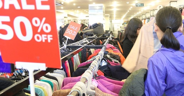 Những "mánh lới" bán hàng sale của các shop thời trang - 1 Đang là đầu mùa giảm giá để xả hàng năm ngoái