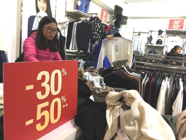 Những "mánh lới" bán hàng sale của các shop thời trang - 3 Giảm giá 1 nửa nhiều mặt hàng
