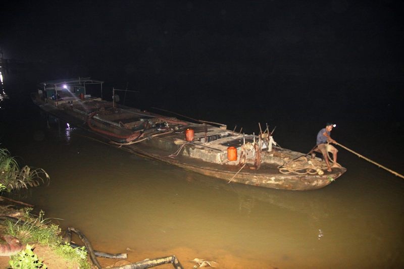 Cát tặc lộng hành, “rút ruột” dòng sông giữa đêm tối - Ảnh 3. Cát tặc lộng hành, “rút ruột” dòng sông giữa đêm tối - Ảnh 3.