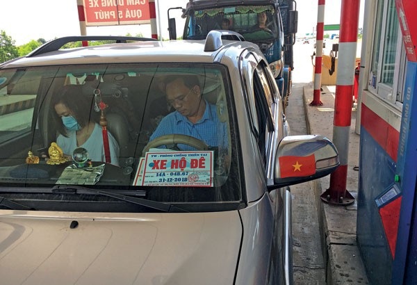 Ngoài xe hộ đê "rởm" còn làm giả Công lệnh Chính phủ, giấy Bộ Công an - 3 Xe BKS 14A - 048.67 gắn phù hiệu xe hộ đê giả qua Trạm thu phí cao tốc Hà Nội - Hải Phòng sáng 7/9 (ảnh: Báo Giao thông)