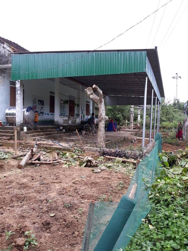 Ước mơ của “cô giáo 20 năm cắm bản trồng người” đã thành hiện thực - 5 Phần mái che được thi công giúp các em có thể thỏa thích vui chơi cả ngày nắng, ngày mưa.