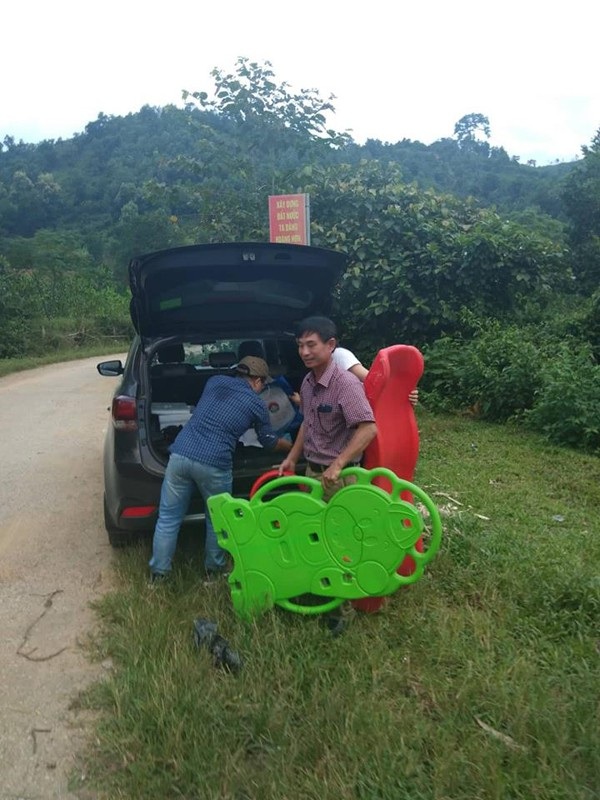 Ước mơ của “cô giáo 20 năm cắm bản trồng người” đã thành hiện thực - 9 Một số mạnh thường quân hỗ trợ các cháu đồ chơi, giúp các em có thêm nụ cười.