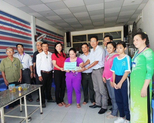 Trao hơn 115 triệu đồng đến gia đình chị Đặng Thị Hồng Anh - 3 PV Dân trí cùng đại diện Hội, Ban, ngành, địa phương,... trao trực tiếp số tiền bạn đọc hỗ trợ đến gia đình chị Đặng Thị Hồng Anh.