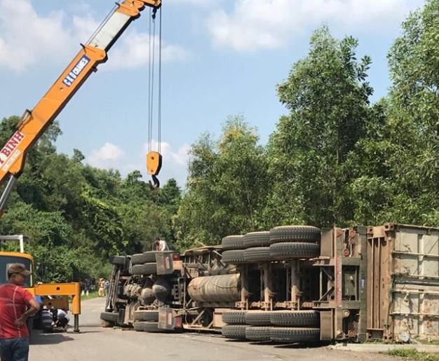 Xe ô tô lật giữa đèo, nhiều người đi đường thót tim - Ảnh 2. Xe ô tô lật giữa đèo, nhiều người đi đường thót tim - Ảnh 2.