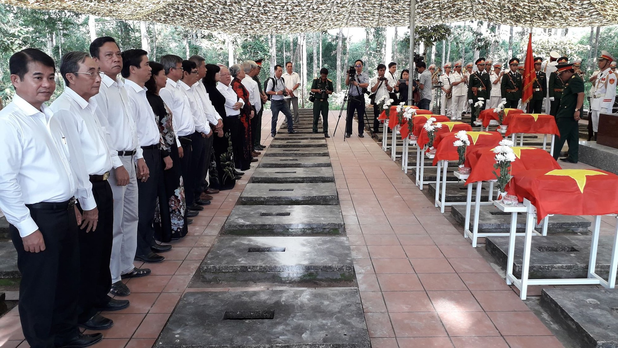 An táng 13 hài cốt liệt sĩ tìm thấy trong rẫy nhà dân - Ảnh 1. An táng 13 hài cốt liệt sĩ tìm thấy trong rẫy nhà dân - Ảnh 1.