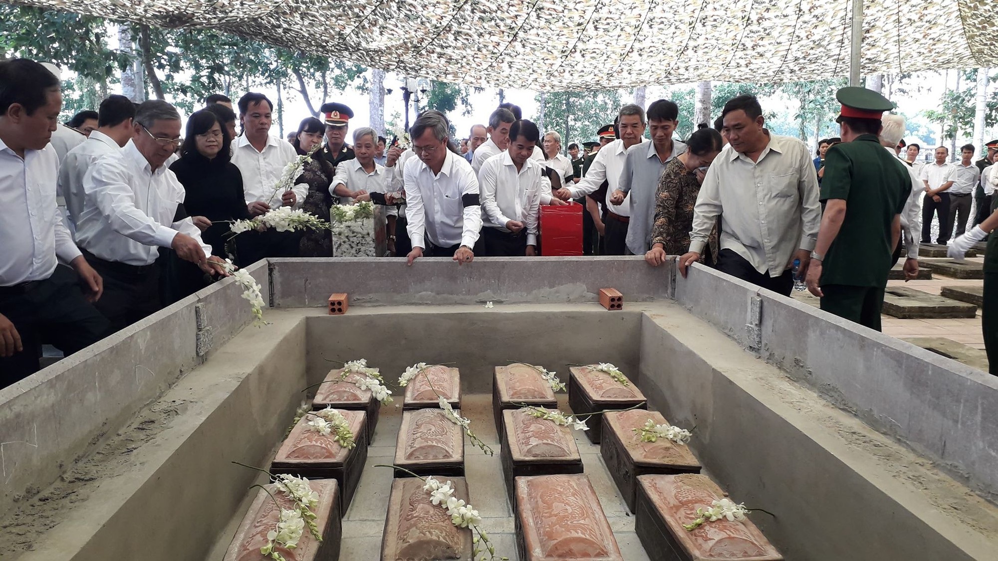 An táng 13 hài cốt liệt sĩ tìm thấy trong rẫy nhà dân - Ảnh 2. An táng 13 hài cốt liệt sĩ tìm thấy trong rẫy nhà dân - Ảnh 2.