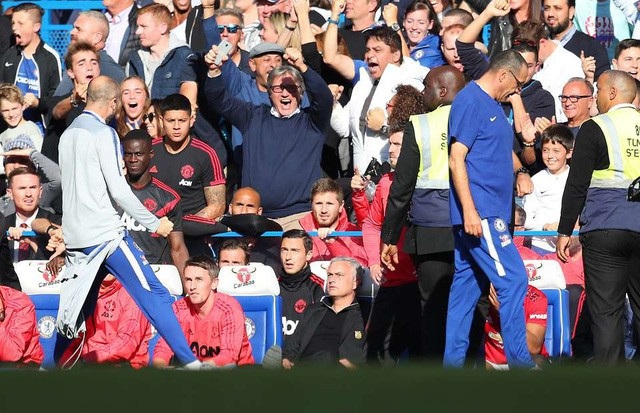 Kẻ khiêu khích HLV Mourinho bị trừng phạt - 1
Trợ lý HLV Marco Ianni khiêu khích HLV Mourinho