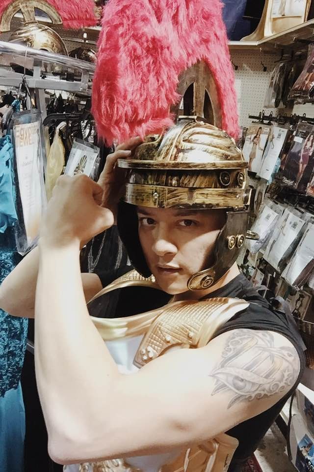 Sao Việt cùng các nhóc tì nhà sao hóa trang Halloween - 11 Nam ca sĩ Cao Thái Sơn lại hóa thân thành hình ảnh anh hùng trong huyền thoại