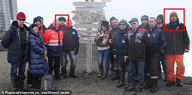 Đâm bạn vì bạn “dám”... tiết lộ kết truyện - 6
Ông Sergey Savitsky (trái) và ông Oleg Beloguzov (phải) trong một bức ảnh chụp với các đồng nghiệp khác tại trung tâm Bellingshausen ở Nam Cực.