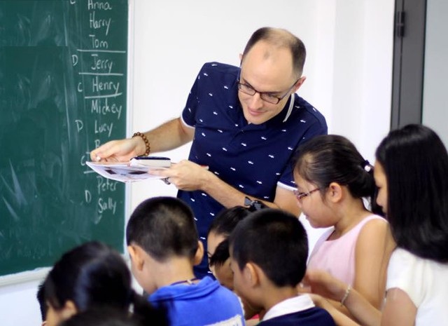 Nghệ An: Giáo viên dạy Ngoại ngữ là người nước ngoài có mức lương cao nhất 46 triệu đồng - 1
Học tiếng Anh với giáo viên người nước ngoài tại Trung tâm ASEM Vietnam (TP Vinh).