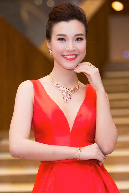 Hoàng Oanh được khán giả yêu mến với vai trò MC của nhiều chương trình.