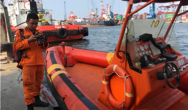 
Willy làm việc cùng đội tìm kiếm cứu hộ tại cảng Tanjung Priok, Indonesia sau vụ máy bay rơi. (Ảnh: SCMP)
