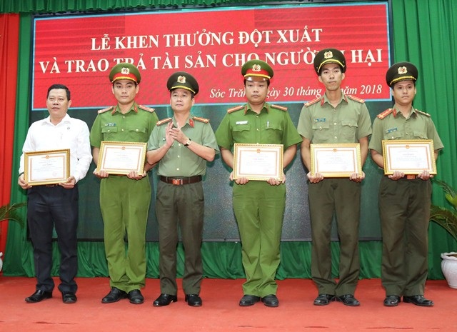Đại tá Nguyễn Minh Ngọc- Phó Giám đốc Công an tỉnh Sóc Trăng (thứ 3 từ trái qua) trao tặng giấy khen cho các cá nhân có thành tích xuất sắc làm rõ các vụ lừa đảo chiếm đoạt tài sản.