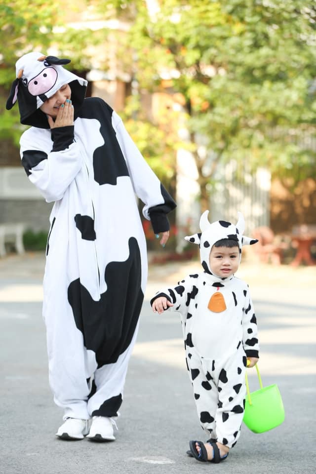 Sao Việt cùng các nhóc tì nhà sao hóa trang Halloween - 1 Diễn viên Ngọc Lan và con trai vô cùng hài hước khi cùng chọn bộ cánh với họa tiết bò sữa đáng yêu