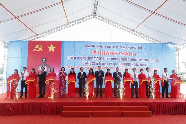 Vừa khánh thành đường lớn, giá trị Khai Sơn Town sẽ tăng như thế nào? - 1
Các đại biểu dự lễ khánh thành và gắn biển công trình tuyến đường 25m Trường Pháp.