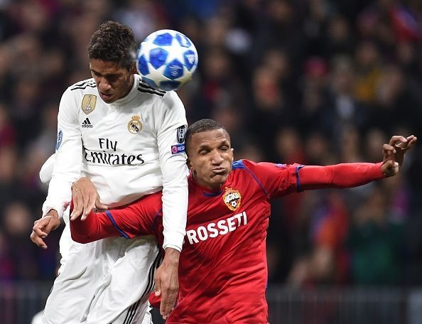 Ba ngôi sao Real Madrid có phong độ sa sút ở mùa giải năm nay - 2 Hậu vệ Raphael Varane (trái) thường không theo kịp các cầu thủ tấn công của đối phương