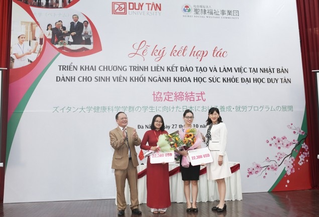 Trường ĐH Duy Tân ký kết chương trình đào tạo ngành điều dưỡng để làm việc tại Nhật Bản - 2
Bà Yuko Kamata - Giám đốc Điều hành Tập đoàn Phúc lợi Xã hội Seirei (ngoài cùng bên phải) trao Học bổng cho giảng viên Đoàn Nữ Nga My (áo dài đỏ) và Nguyễn Thị Lan Hương (thứ 2 từ phải sang)
