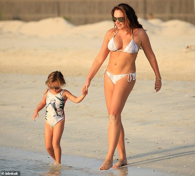 Con gái tỷ phú F1 rực lửa với áo tắm - 1
Tamara Ecclestone sexy với bikini trên bãi biển ở Dubai ngày 30/10 vừa qua