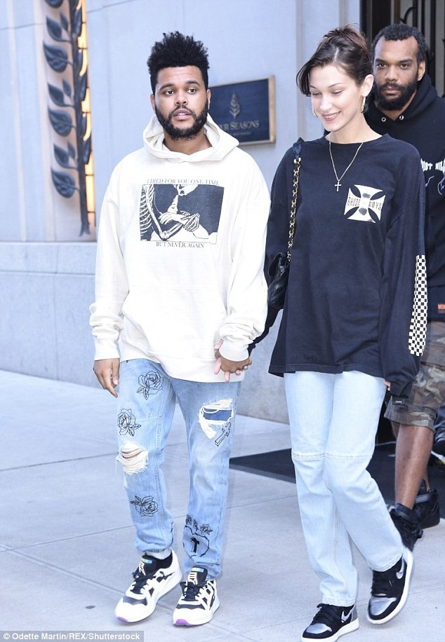 Bella Hadid hạnh phúc bên bạn trai - 1
Bella Hadid và bạn trai The Weeknd nắmtay nhau đi xem phim ở New York ngày 3/10 vừa qua