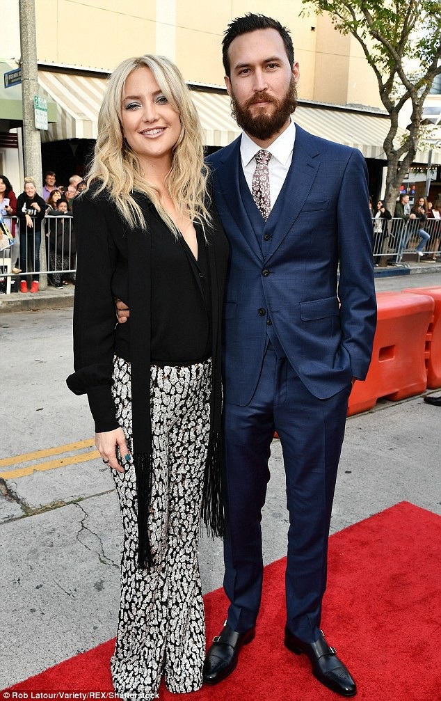 Kate Hudson sinh con thứ 3 - 1
Kate Hudson và bạn trai Danny Fujukawa vừa đón con gái nhỏ Rani Rose Hudson Fujikawa