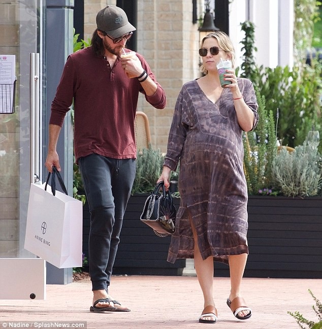 Kate Hudson sinh con thứ 3 - 2
Nữ diễn viên phim Kỳ đà cản mũi vẫn gọn gàng và nhanh nhẹn khi ra phố vào cuối tuần trước