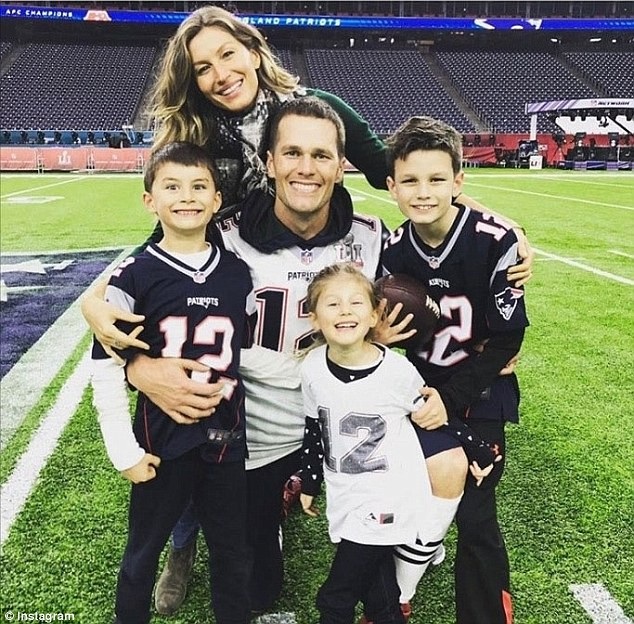 Gia đình hiện tại của Gisele Bundchen và cầu thủ Tom Brady. Họ đã có hai người con chung và cùng nhau quan tâm chăm sóc cho người con riêng của Tom Brady - cậu bé John (ngoài cùng bên phải).