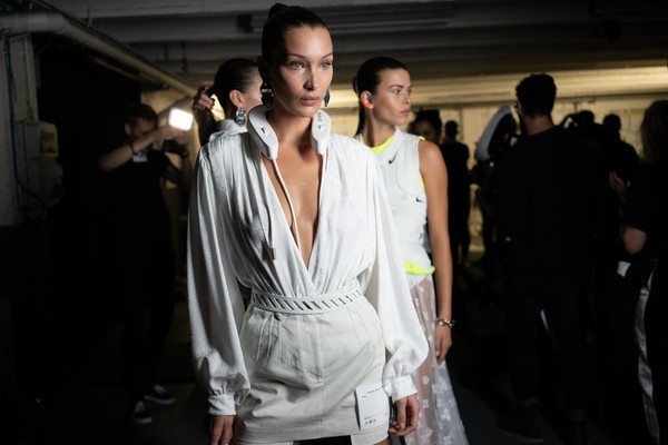 Bella Hadid hạnh phúc bên bạn trai - 6
Bella Hadid vừa trở về từ tuần lễ thời trang Paris
