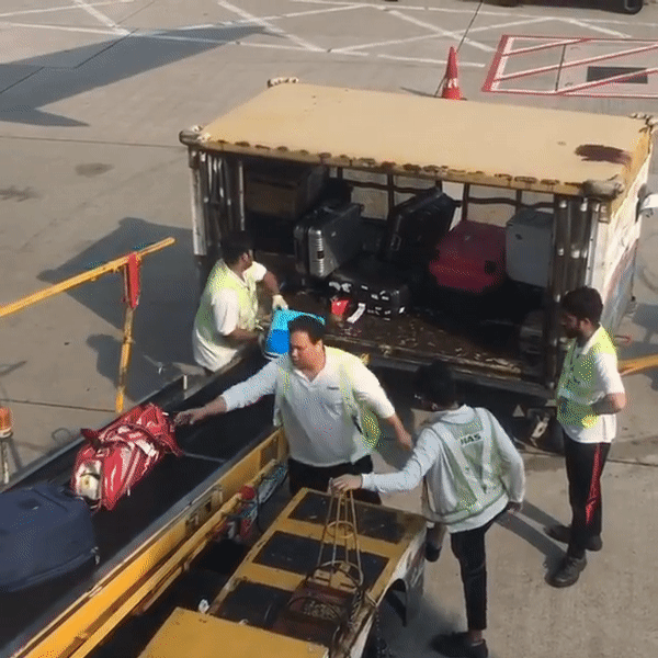 Video ghi cảnh nhân viên sân bay quăng quật hành lý của du khách thu hút hơn 6 triệu lượt xem - 1 Những túi hành lý được nhân viên bốc dỡ ném mạnh lên xe chở