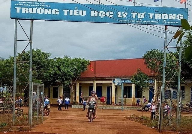 Xôn xao chuyện nam giáo viên có hồ sơ lý lịch sinh đôi với cán bộ huyện! - Ảnh 2. Xôn xao chuyện nam giáo viên có hồ sơ lý lịch sinh đôi với cán bộ huyện! - Ảnh 2.