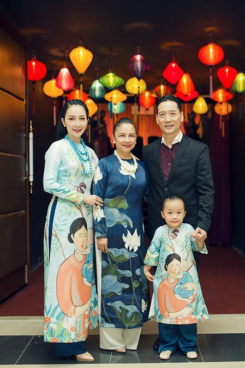 “Chim công làng múa” Linh Nga: “Đừng cứ ngồi chờ ai đó đem đến hạnh phúc cho mình” - 2 Linh Nga cùng bố mẹ - NSND Đặng Hùng, NSND Vương Linh và con gái Luna.