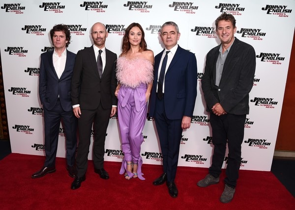 Cựu Bond girl sành điệu trên thảm đỏ - 8
Đoàn làm phim gồm: Chris Clark, David Kerr, Olga Kurylenko, Rowan Atkinson và Tim Bevan