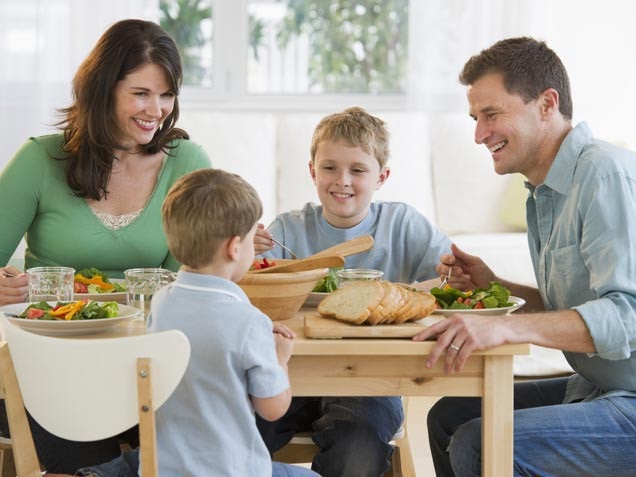 Lý do phụ nữ chọn đàn ông giàu - 1 Phụ nữ chọn đàn ông giàu nhiều khi chỉ vì con cái. Ảnh minh họa