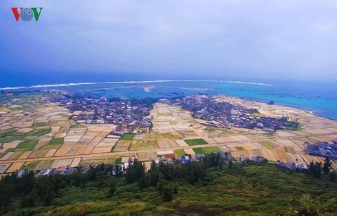 Tăng cường thông tin, tuyên truyền, phủ sóng phát thanh trên vùng biển, đảo của ta - 1 Biển, đảo có vị trí, vai trò đặc biệt quan trọng.