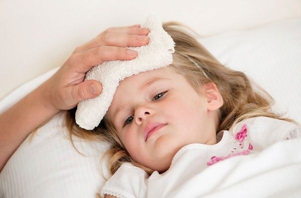Vì sao nên cắt amidan bằng dao plasma? - 1 Trẻ viêm amidan thường kèm theo sốt, khó chịu vùng họng khiến nhiều cha mẹ lo lắng. Ảnh: minh họa