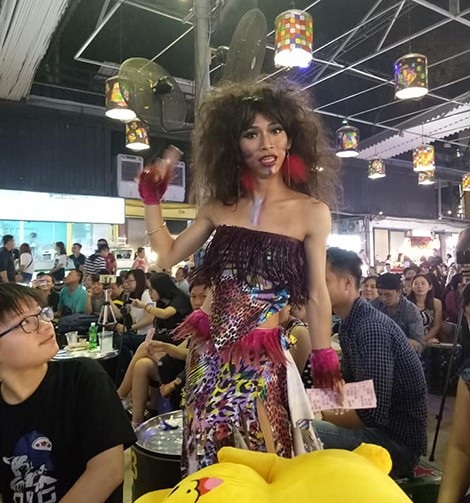 Những cuộc đời trong hình hài kẻ khác - 3 Mai Thiên Tai đi diễn sô ngoài trời.