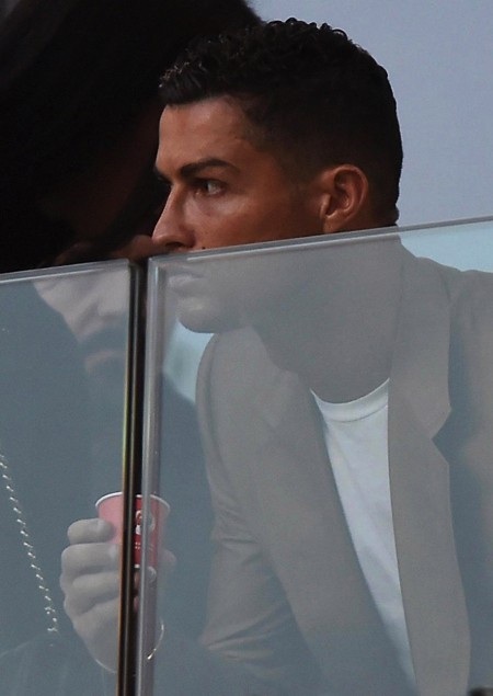 Dính nghi án hiếp dâm, C.Ronaldo mặt “nặng như chì” bên bạn gái xinh đẹp - 3 … trông mặt mũi C.Ronaldo vẫn “nặng như chì”
