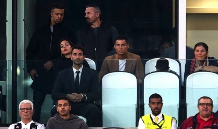 Dính nghi án hiếp dâm, C.Ronaldo mặt “nặng như chì” bên bạn gái xinh đẹp - 4 Chàng cầu thủ siêu sao chăm chú theo dõi trận đấu